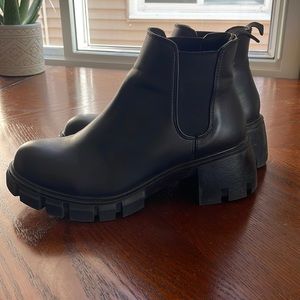 Steve Madden Howler Chelsea Boots